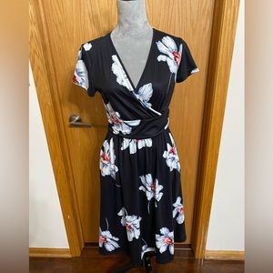 Women’s Black Floral Short Sleeve Midi Dress With Pockets! Size S